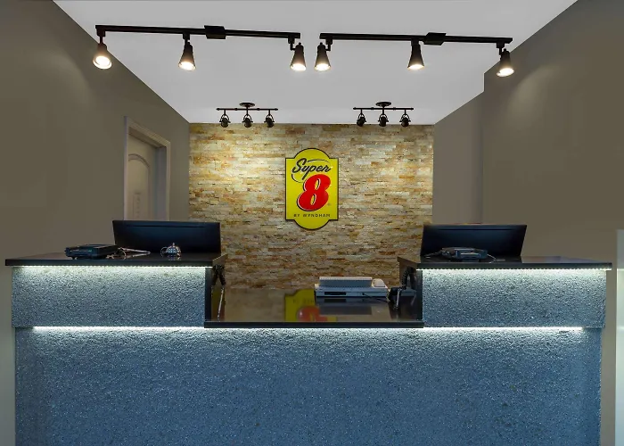 Super 8 By Wyndham South Holland
