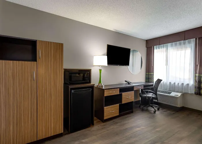 Super 8 By Wyndham South Holland