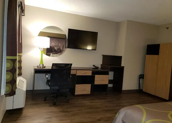 Super 8 By Wyndham South Holland