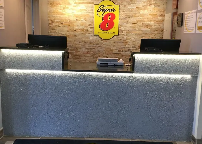 Super 8 By Wyndham South Holland